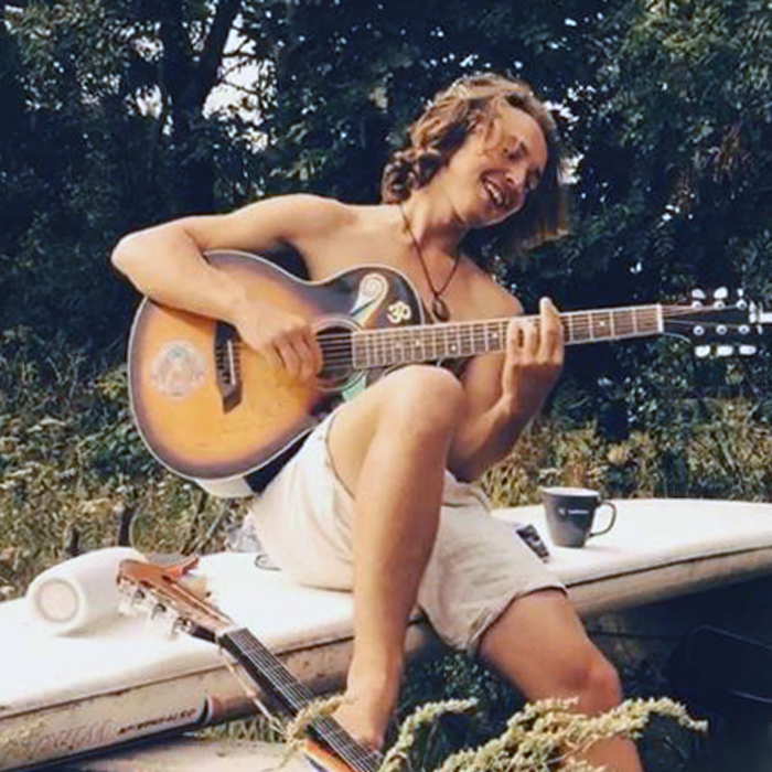 Dennis Freese mit Gitarre