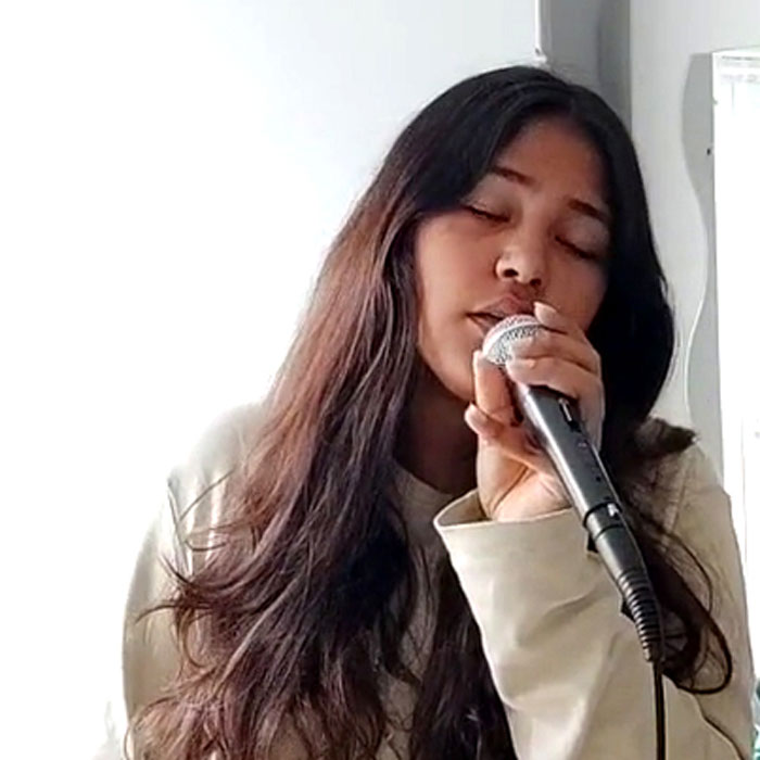 Senay, Singer- und Songwriterin